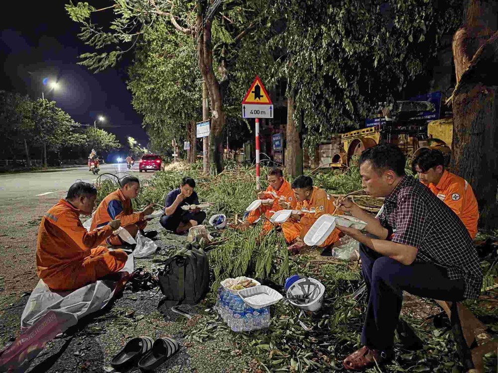 Lý giải về suất cơm bình dân giá đắt đỏ bán cho thợ điện “gây bão” dư luận - ảnh 2