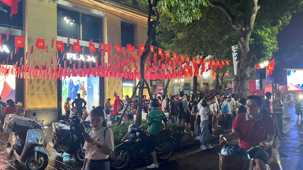 Biển người háo hức thức trắng đêm chờ tổng duyệt diễu binh, diễu hành - ảnh 4