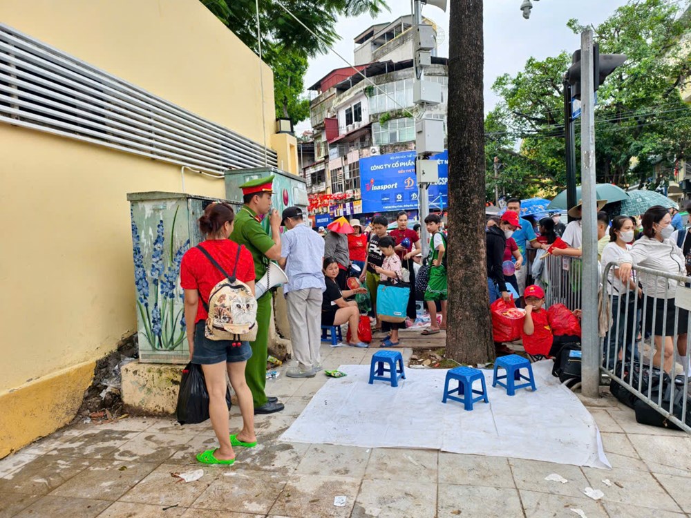 Biển người háo hức thức trắng đêm chờ tổng duyệt diễu binh, diễu hành - ảnh 10