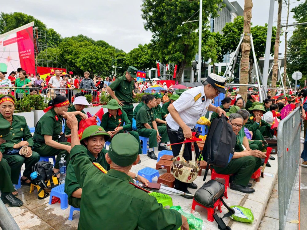 Biển người háo hức thức trắng đêm chờ tổng duyệt diễu binh, diễu hành - ảnh 8