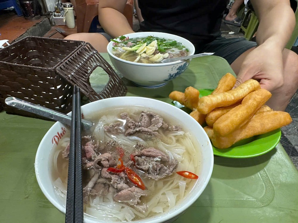 Ăn gì khi thức trắng đêm chờ xem tổng duyệt diễu binh ở Hà Nội? - ảnh 1