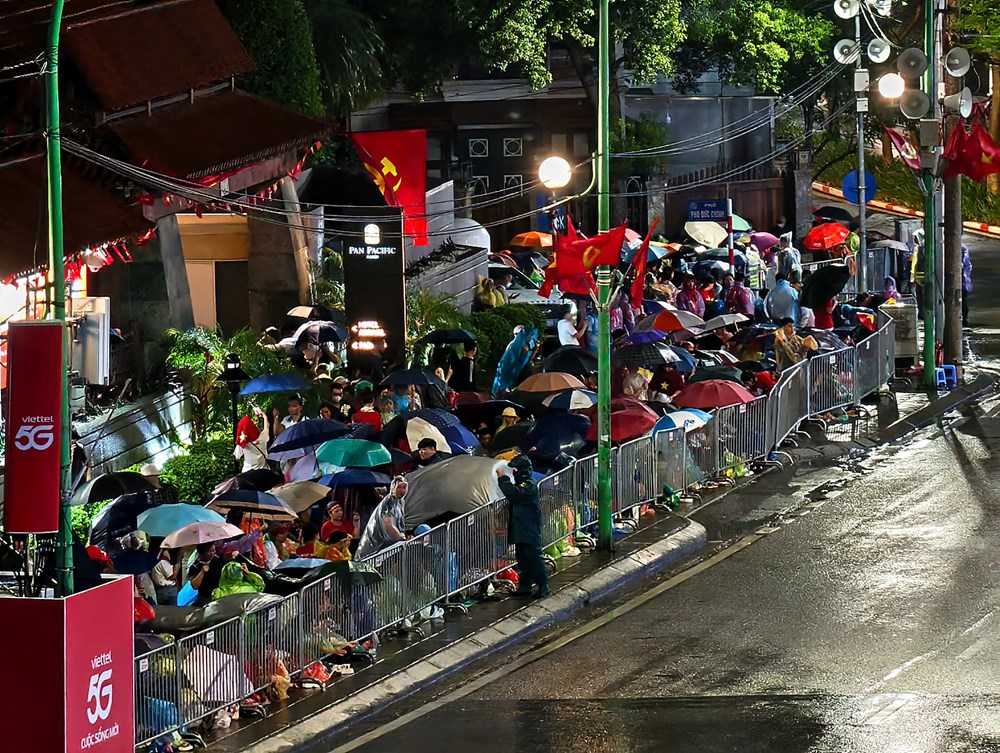 Những hình ảnh “nao lòng” người dân xuyên đêm đợi xem tổng duyệt diễu binh, diễu hành - ảnh 1