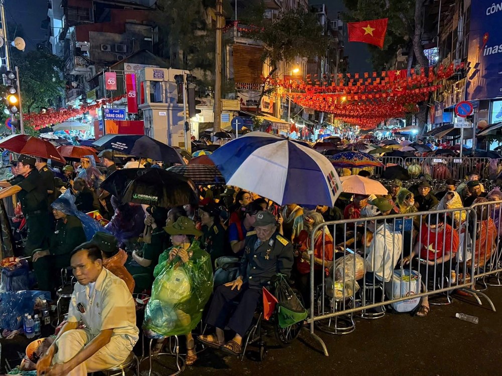 Những hình ảnh “nao lòng” người dân xuyên đêm đợi xem tổng duyệt diễu binh, diễu hành - ảnh 4