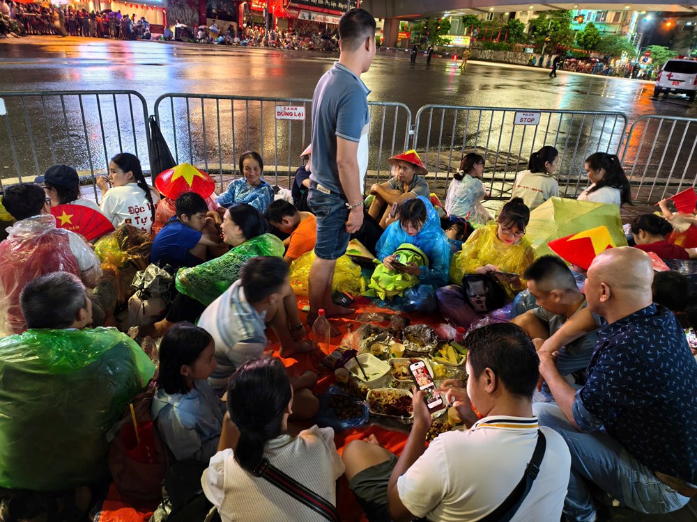 Những hình ảnh “nao lòng” người dân xuyên đêm đợi xem tổng duyệt diễu binh, diễu hành - ảnh 16