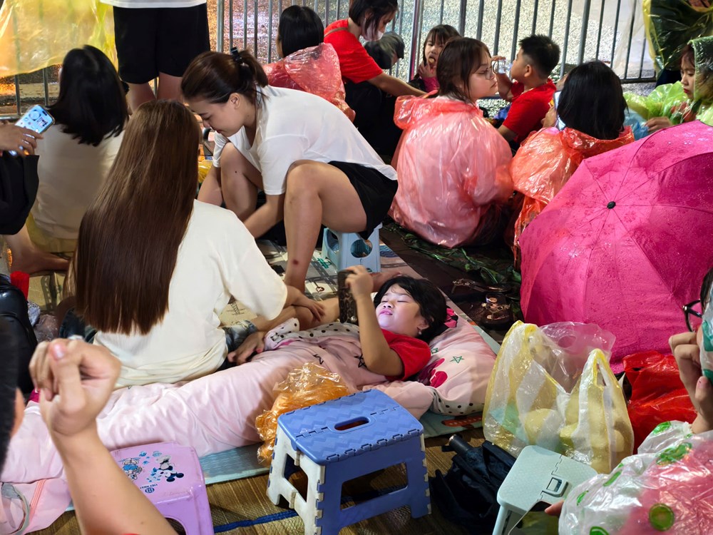 Những hình ảnh “nao lòng” người dân xuyên đêm đợi xem tổng duyệt diễu binh, diễu hành - ảnh 8