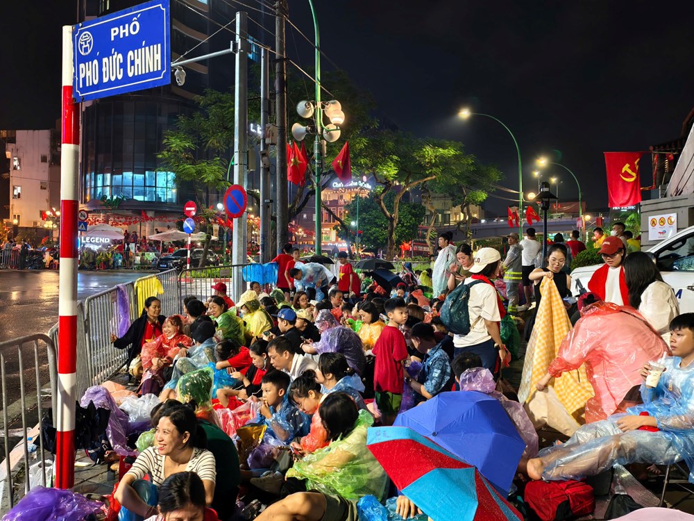 Những hình ảnh “nao lòng” người dân xuyên đêm đợi xem tổng duyệt diễu binh, diễu hành - ảnh 10