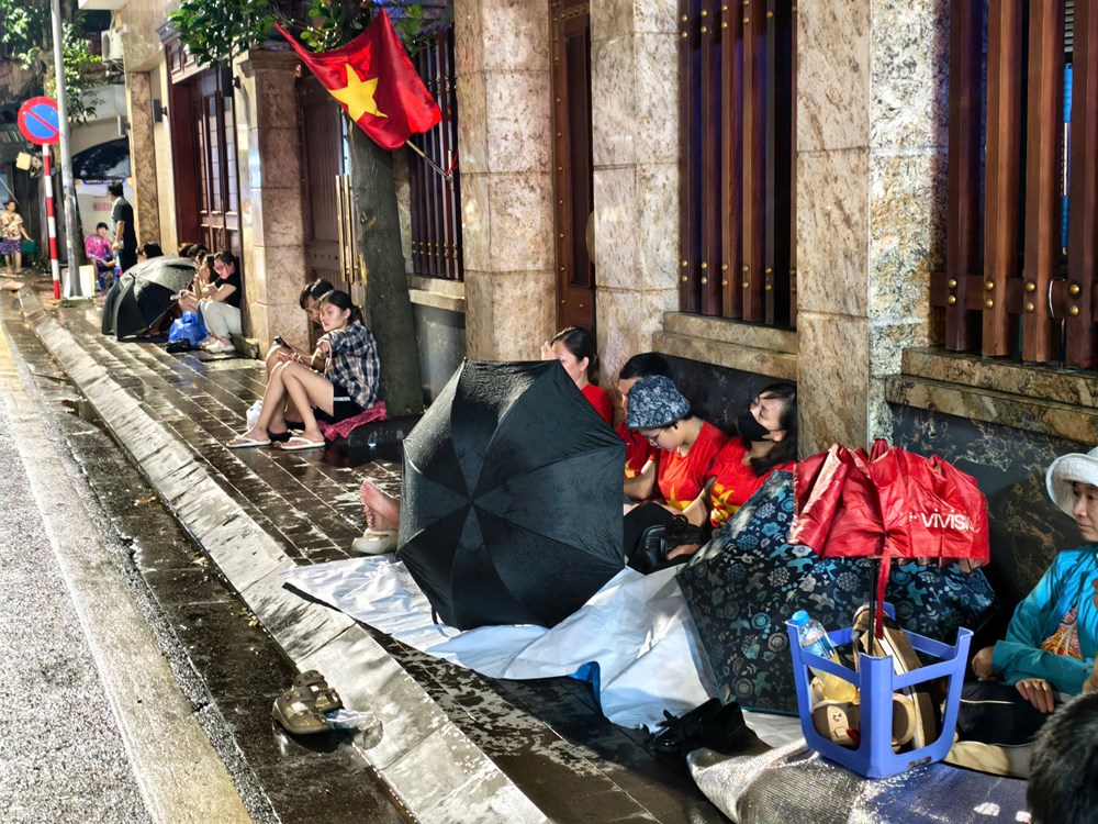 Những hình ảnh “nao lòng” người dân xuyên đêm đợi xem tổng duyệt diễu binh, diễu hành - ảnh 7