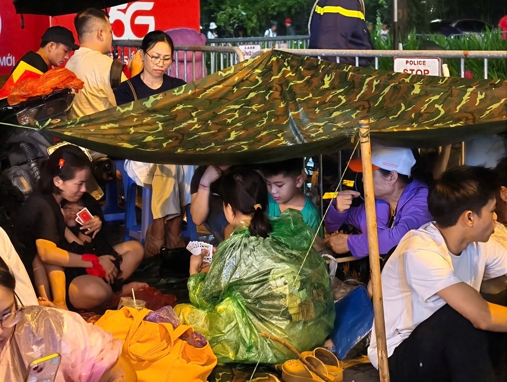 Những hình ảnh “nao lòng” người dân xuyên đêm đợi xem tổng duyệt diễu binh, diễu hành - ảnh 12