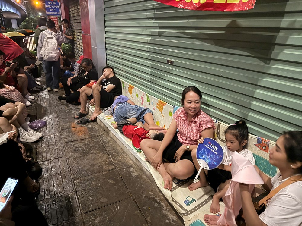 Những giấc ngủ vội từ nửa đêm trên vỉa hè, chờ tổng duyệt diễu binh lịch sử - ảnh 5