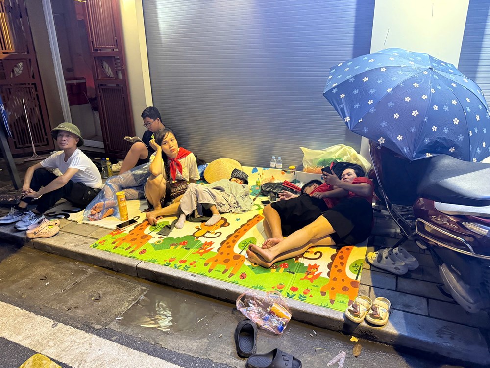 Những giấc ngủ vội từ nửa đêm trên vỉa hè, chờ tổng duyệt diễu binh lịch sử - ảnh 7