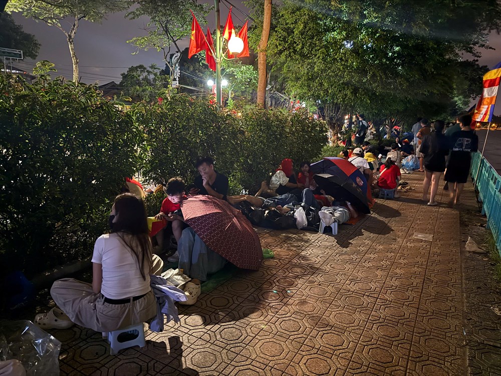 Những giấc ngủ vội từ nửa đêm trên vỉa hè, chờ tổng duyệt diễu binh lịch sử - ảnh 8