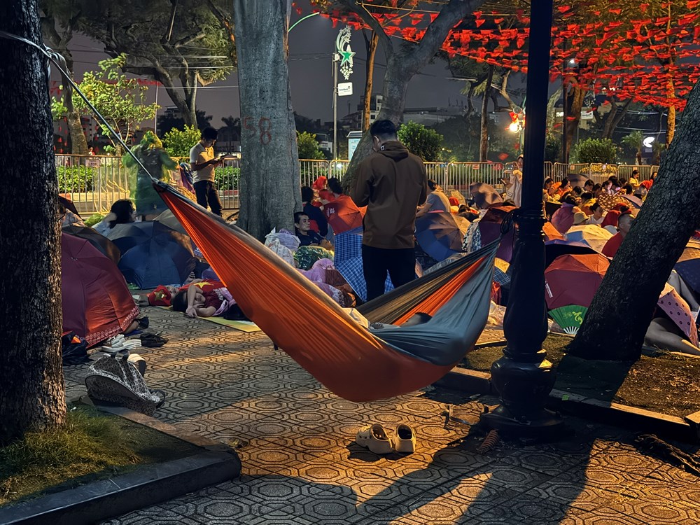 Những giấc ngủ vội từ nửa đêm trên vỉa hè, chờ tổng duyệt diễu binh lịch sử - ảnh 1