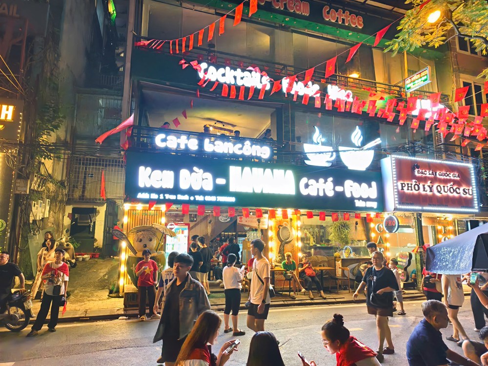 Ăn gì khi thức trắng đêm chờ xem tổng duyệt diễu binh ở Hà Nội? - ảnh 13