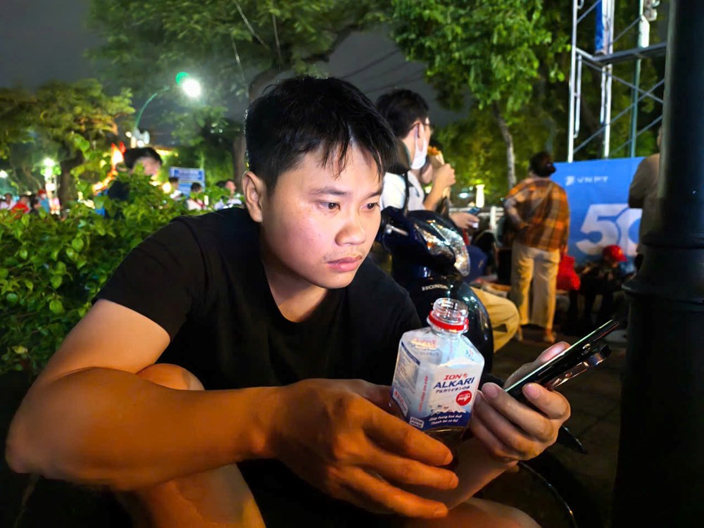 Ăn gì khi thức trắng đêm chờ xem tổng duyệt diễu binh ở Hà Nội? - ảnh 6