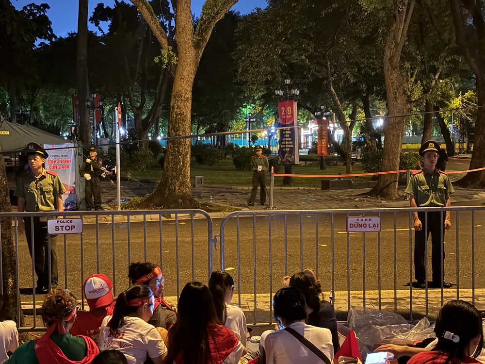 Những giấc ngủ vội từ nửa đêm trên vỉa hè, chờ tổng duyệt diễu binh lịch sử - ảnh 9