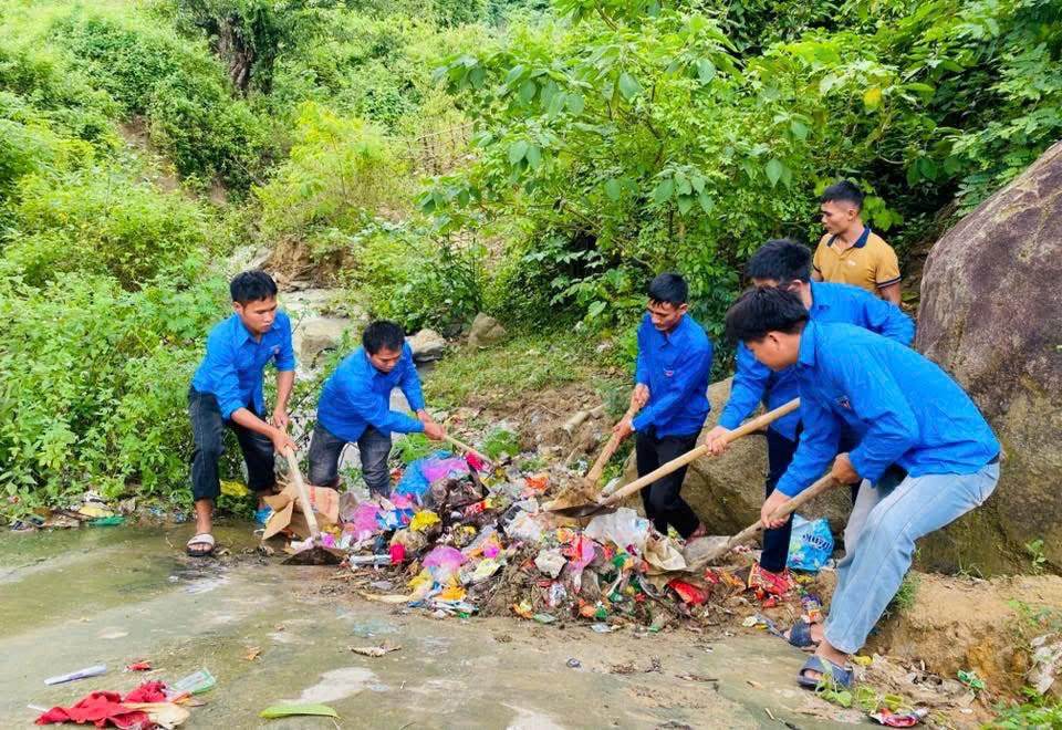 Xã biên giới lan tỏa ý thức giữ gìn môi trường từ “Ngày Chủ nhật xanh” - ảnh 5