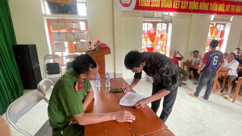 Bà con miền Tây Nghệ An phấn khởi nhận quà Tết Độc lập - ảnh 2