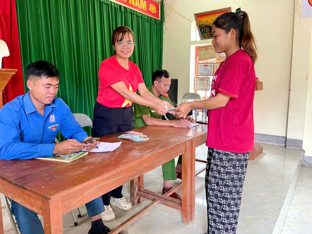 Bà con miền Tây Nghệ An phấn khởi nhận quà Tết Độc lập - ảnh 1
