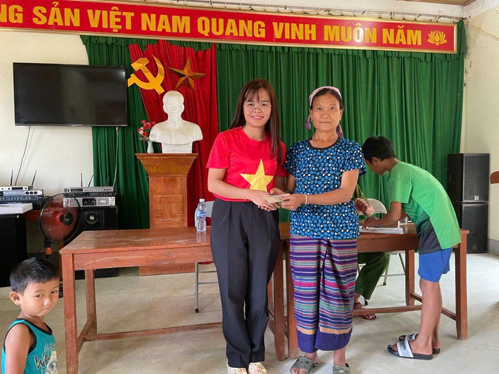 Bà con miền Tây Nghệ An phấn khởi nhận quà Tết Độc lập - ảnh 3