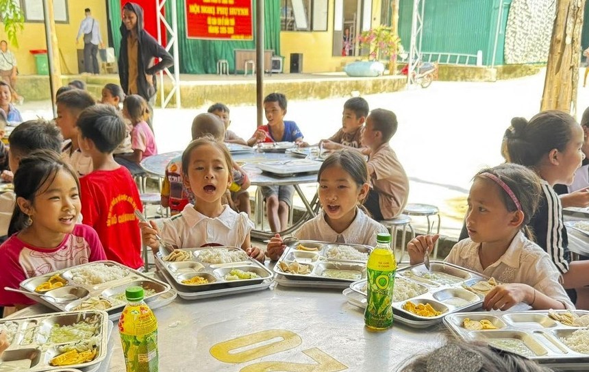 Lũ cuốn cầu treo, học sinh vùng cao chông chênh chuyến đò đến trường - ảnh 5