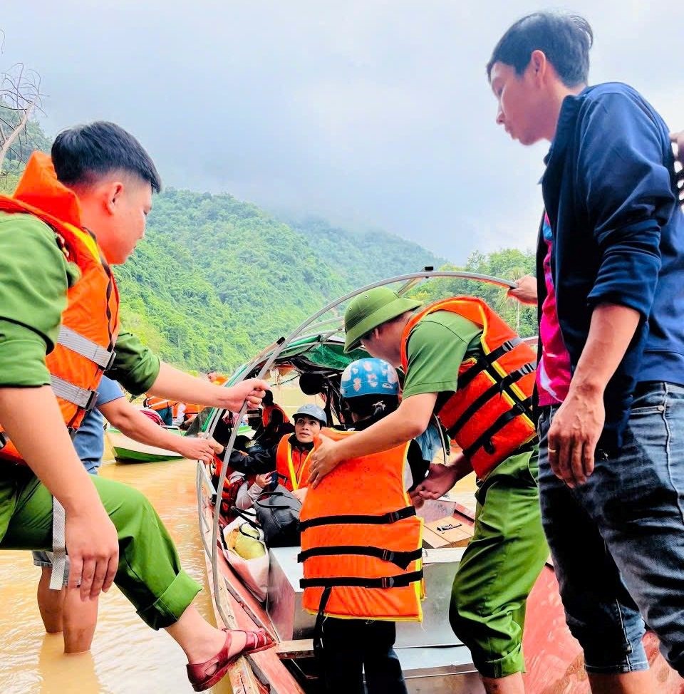 Lũ cuốn cầu treo, học sinh vùng cao chông chênh chuyến đò đến trường - ảnh 4