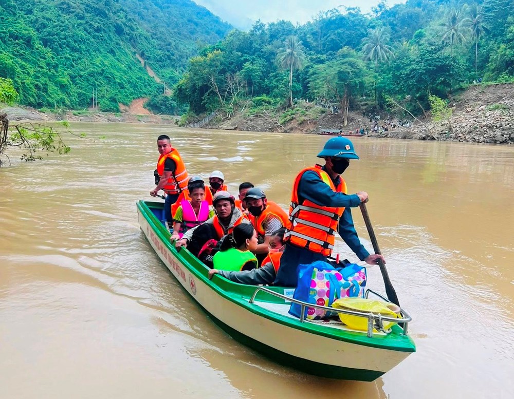 Lũ cuốn cầu treo, học sinh vùng cao chông chênh chuyến đò đến trường - ảnh 3
