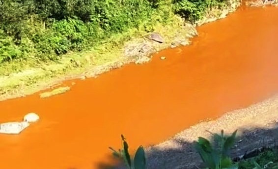 Lập đoàn kiểm tra vụ việc nước suối bất ngờ đổi màu đỏ - ảnh 1