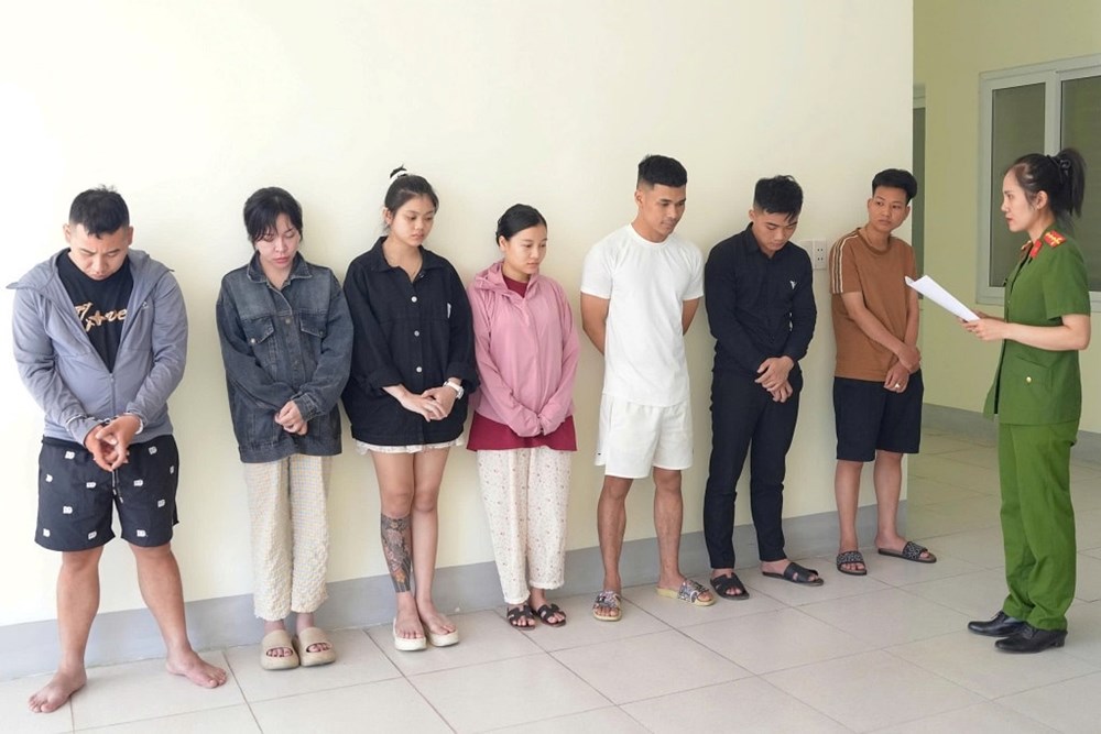 Biến phòng trọ thành quán bar mini, nhóm nam nữ tụ tập “bay lắc“ - ảnh 1