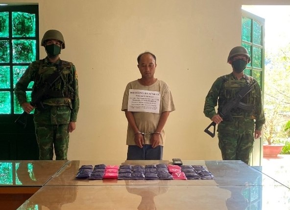Bắt giữ đối tượng người nước ngoài vận chuyển 6.000 viên ma túy tổng hợp - ảnh 1