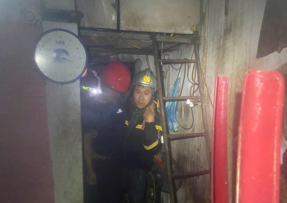 Kịp thời giải cứu 8 người dân mắc kẹt do bão số 10 - ảnh 1