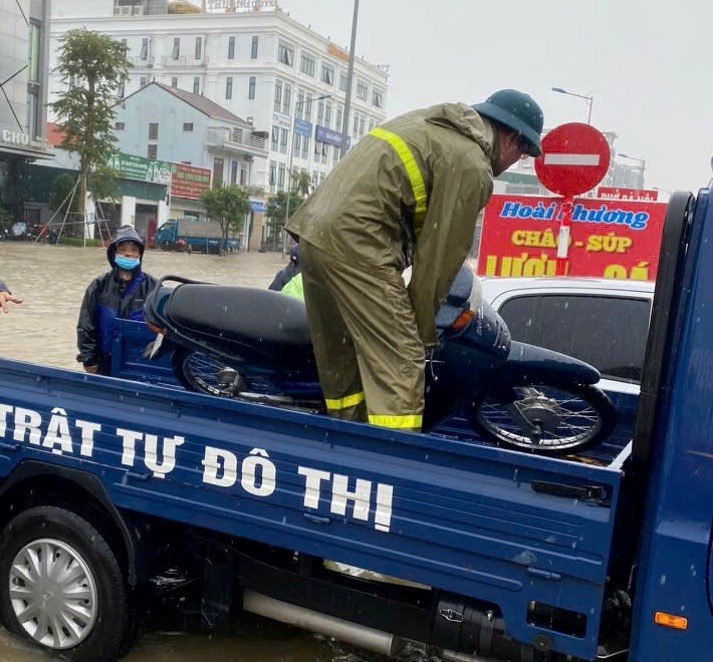 Chung tay, nỗ lực khắc phục hậu quả nặng nề bão số 10 ở Nghệ An - ảnh 7