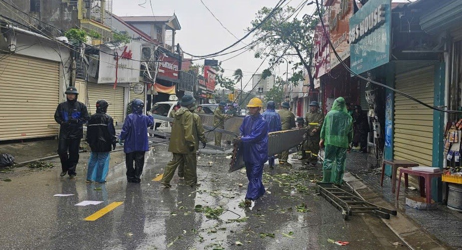 Chung tay, nỗ lực khắc phục hậu quả nặng nề bão số 10 ở Nghệ An - ảnh 6