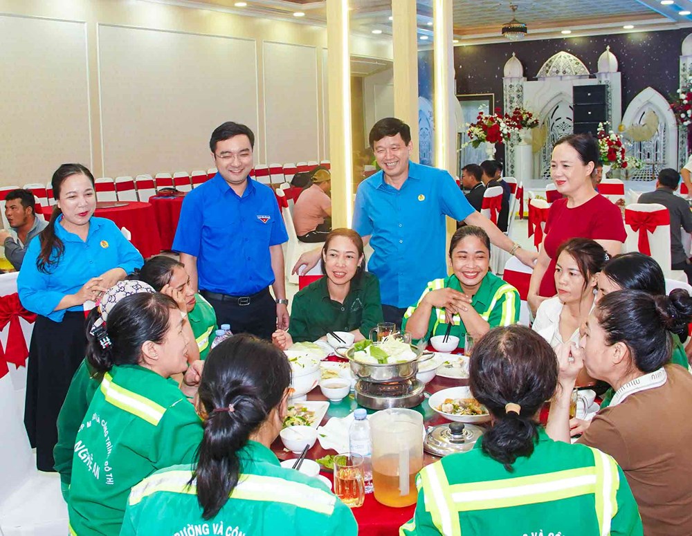“Bữa cơm Công đoàn” tiếp sức công nhân khắc phục ngổn ngang sau bão số 10 - ảnh 5