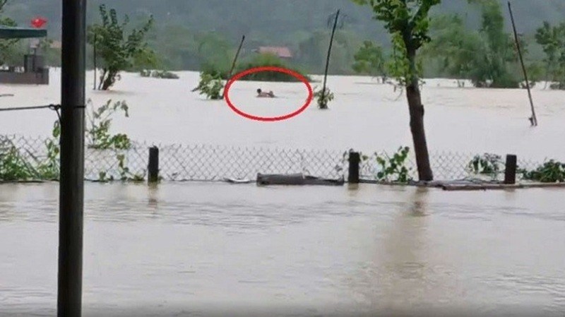 Công an dũng cảm cứu người trong lũ dữ - ảnh 3