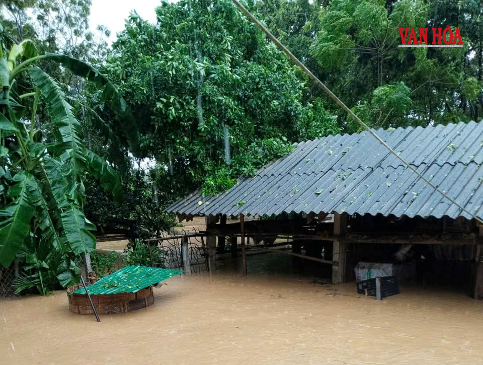 Công an dũng cảm cứu người trong lũ dữ - ảnh 1