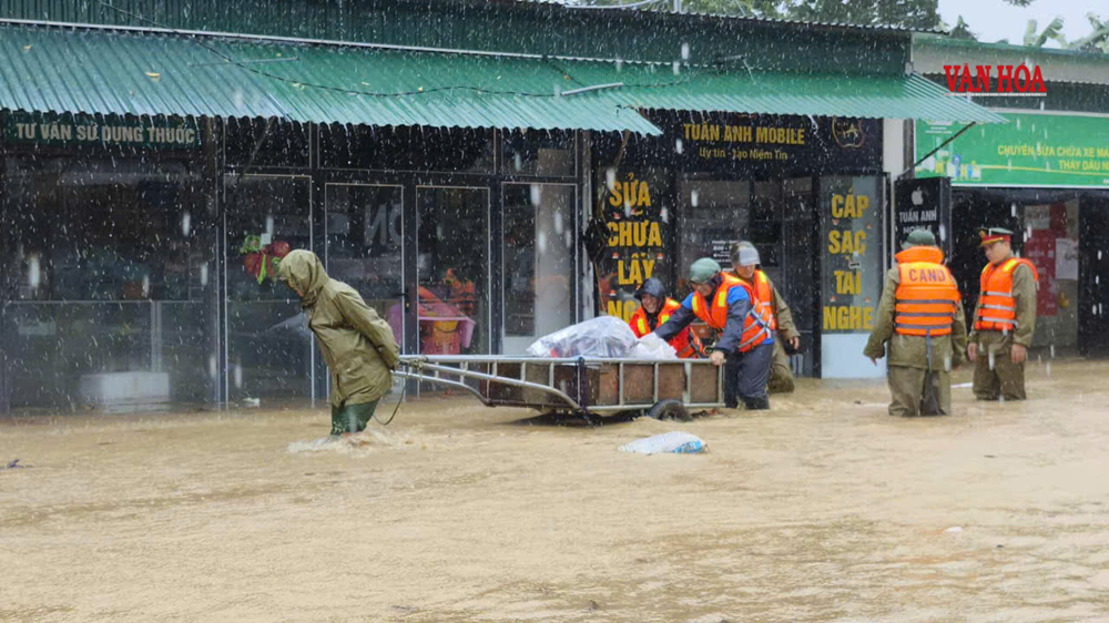 Công an dũng cảm cứu người trong lũ dữ - ảnh 2