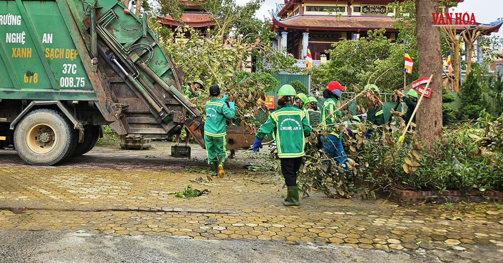 “Bữa cơm Công đoàn” tiếp sức công nhân khắc phục ngổn ngang sau bão số 10 - ảnh 1