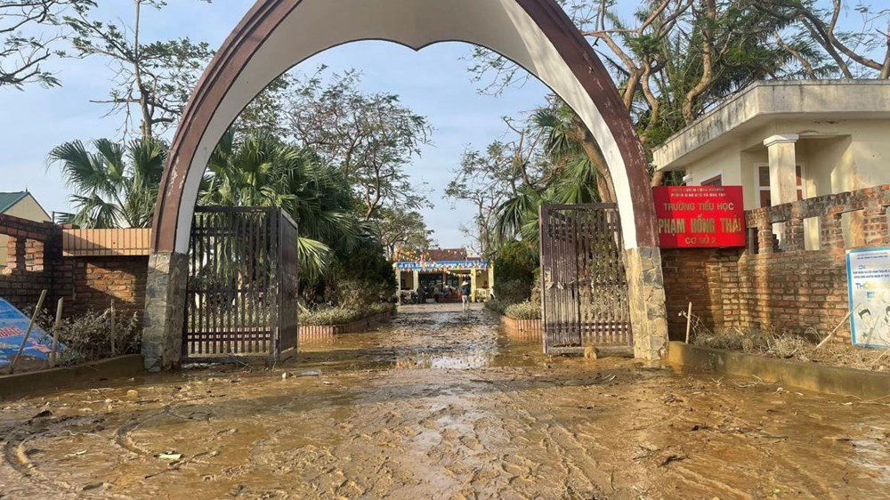 Nhiều trường học ở Nghệ An chưa thể trở lại trường do lũ lụt - ảnh 1