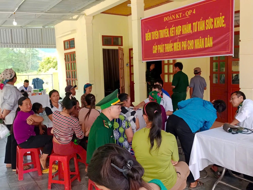 Khám bệnh và cấp phát thuốc miễn phí cho người dân xã vùng biên giới Nghệ An - ảnh 1