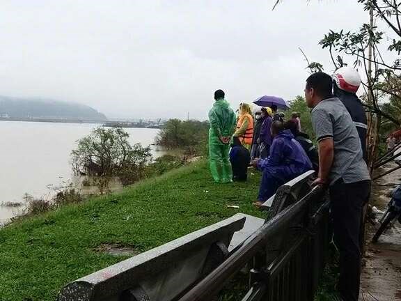 Nỗ lực tìm kiếm người bố ôm hai con nhảy xuống sông Lam tự vẫn - ảnh 2