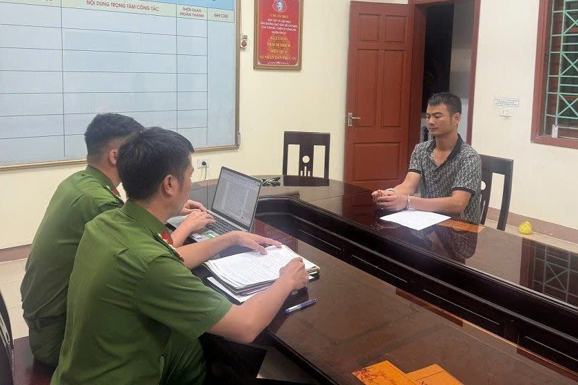 Khởi tố đối tượng dùng thắt lưng đánh tài xế xe buýt, bắt quỳ xin lỗi - ảnh 1