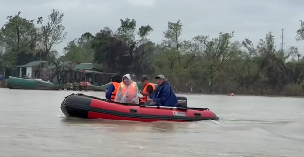 Đau xé lòng tìm thấy thi thể cuối cùng vụ việc người bố ôm hai con gái nhảy xuống sông Lam - ảnh 1