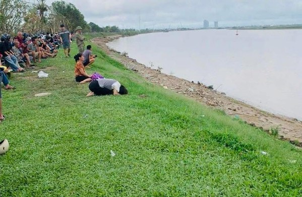 Đau xé lòng tìm thấy thi thể cuối cùng vụ việc người bố ôm hai con gái nhảy xuống sông Lam - ảnh 2