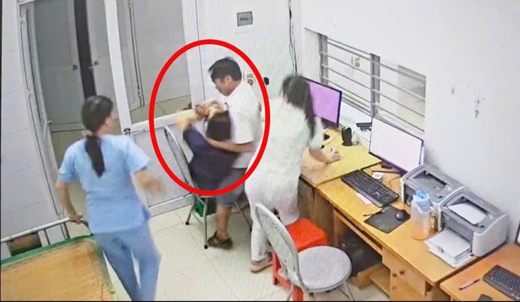 Tạm giữ hình sự người đàn ông tấn công, cầm bút đòi “chọc vào mặt” nữ bác sĩ ở Nghệ An - ảnh 1