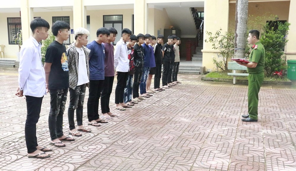 Bắt giữ 15 thanh thiếu niên mang hung khí gây náo loạn đường phố - ảnh 1