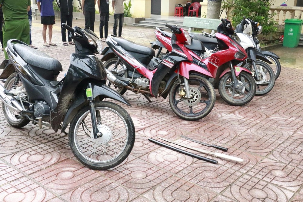Bắt giữ 15 thanh thiếu niên mang hung khí gây náo loạn đường phố - ảnh 2