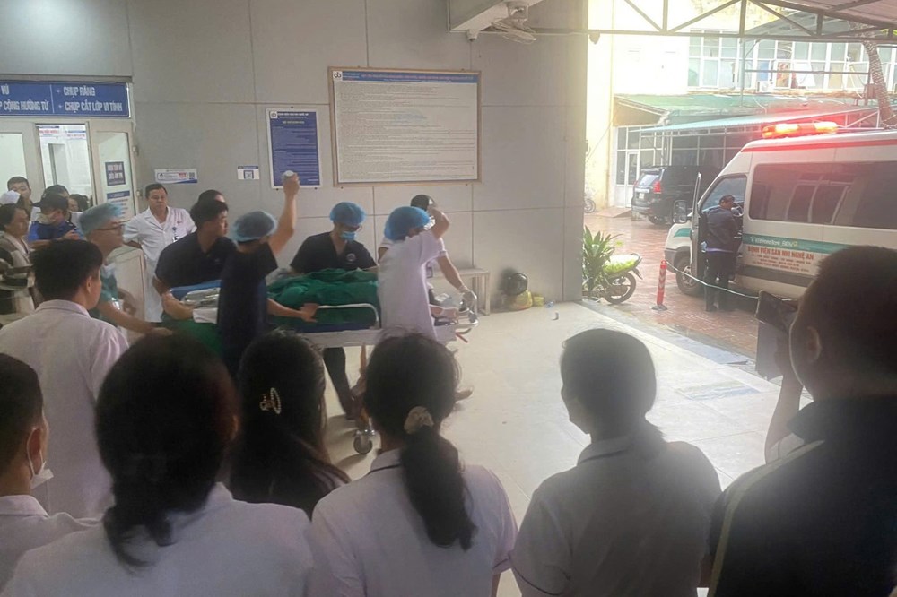 Người đàn ông dùng dao đâm loạn xạ, tấn công 7 người bị thương trong bệnh viện - ảnh 2