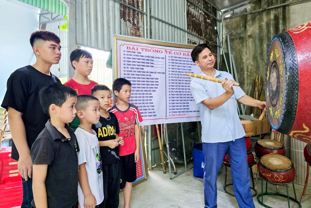 Người truyền nhịp “hồn quê” trong những hồi trống tế - ảnh 1