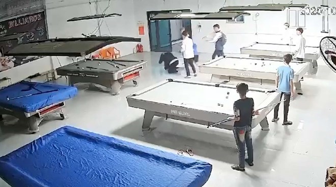 Nam sinh bị nhóm bạn đánh hội đồng trong quán bida, phải nhập viện cấp cứu - ảnh 1