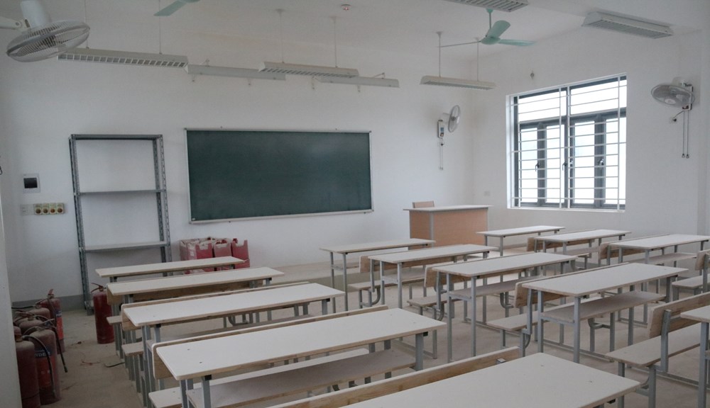Trường cũ xuống cấp, trường mới hơn 23 tỉ đồng vẫn “cửa đóng then cài” - ảnh 2